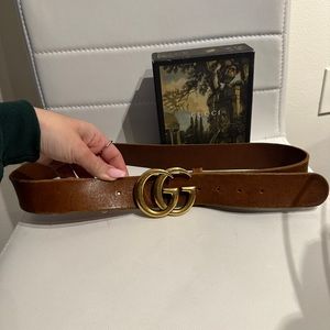LEATHER BELT WITH DOUBLE G
BUCKLE
Will fit size 8/28 come with box have receipt